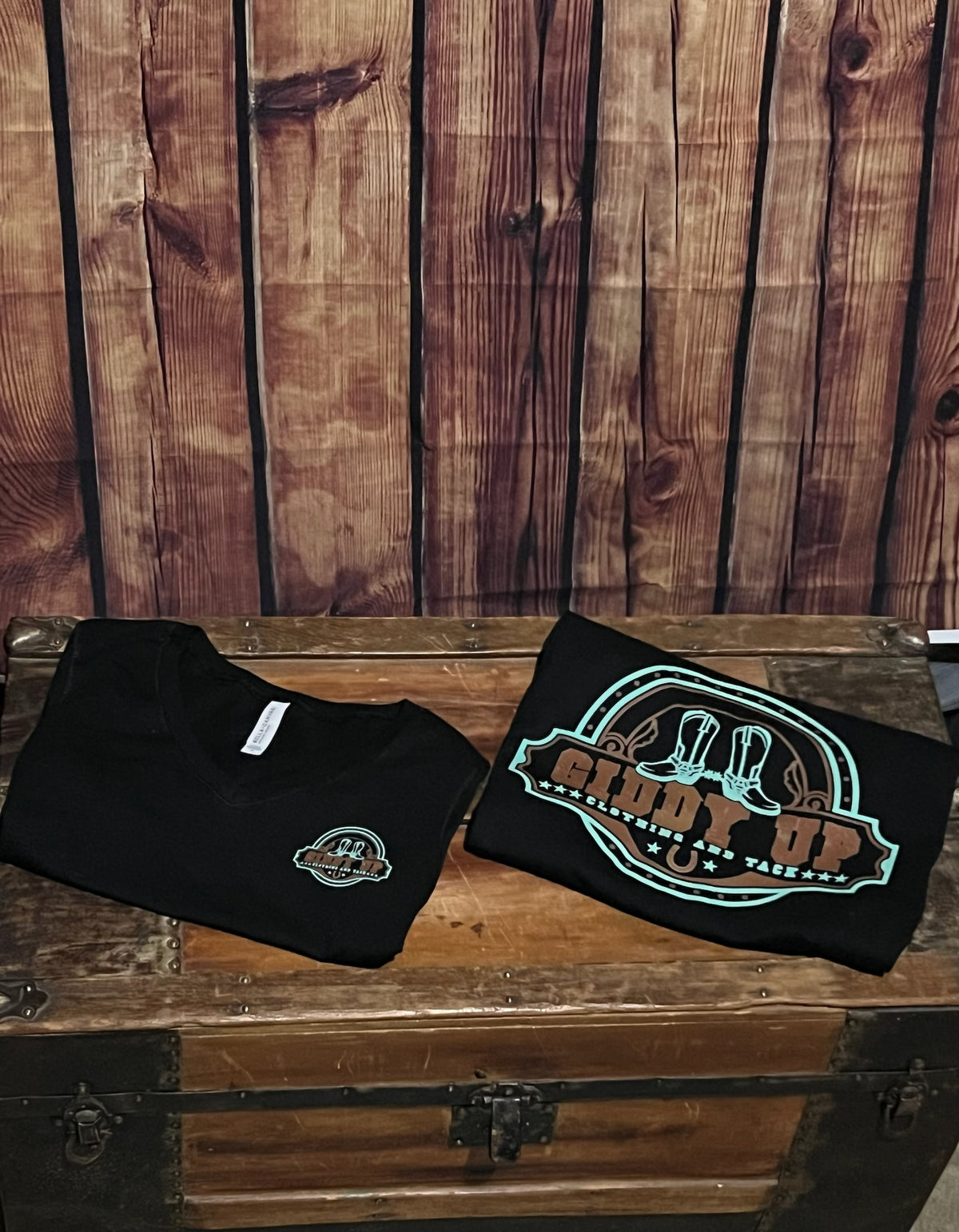 Giddy Up Clothing & Tack Logo Tee – Western V-Neck